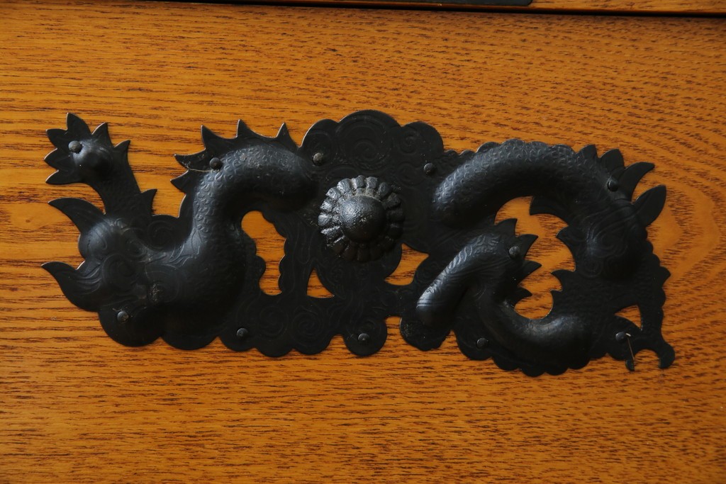 中古　美品　ガラス格子戸と重厚な金具が印象的な両面使いの階段箪笥　(R-085743)