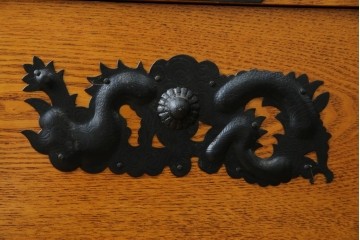 中古　美品　ガラス格子戸と重厚な金具が印象的な両面使いの階段箪笥　(R-085743)