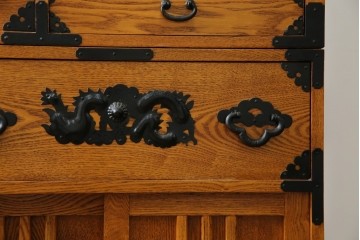 中古　美品　ガラス格子戸と重厚な金具が印象的な両面使いの階段箪笥　(R-085743)