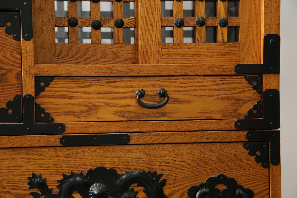 中古　美品　ガラス格子戸と重厚な金具が印象的な両面使いの階段箪笥　(R-085743)