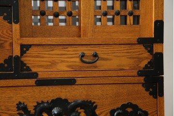 中古　美品　ガラス格子戸と重厚な金具が印象的な両面使いの階段箪笥　(R-085743)