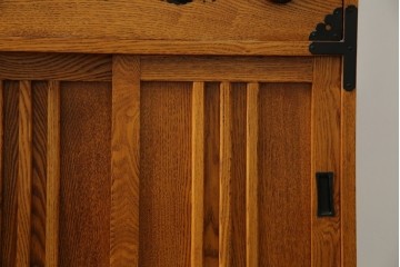 中古　美品　ガラス格子戸と重厚な金具が印象的な両面使いの階段箪笥　(R-085743)