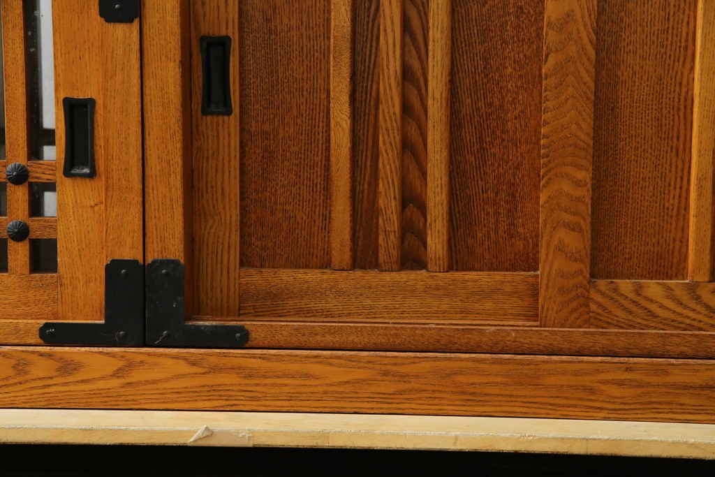 中古　美品　ガラス格子戸と重厚な金具が印象的な両面使いの階段箪笥　(R-085743)