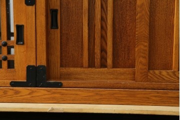 中古　美品　ガラス格子戸と重厚な金具が印象的な両面使いの階段箪笥　(R-085743)