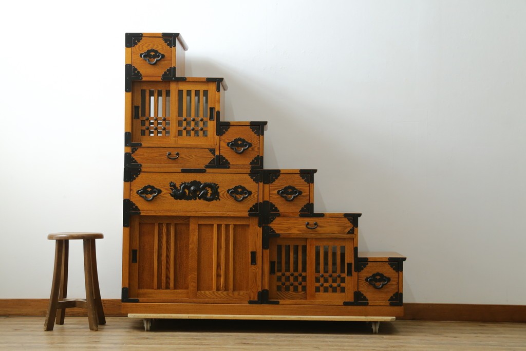 中古　美品　ガラス格子戸と重厚な金具が印象的な両面使いの階段箪笥　(R-085743)