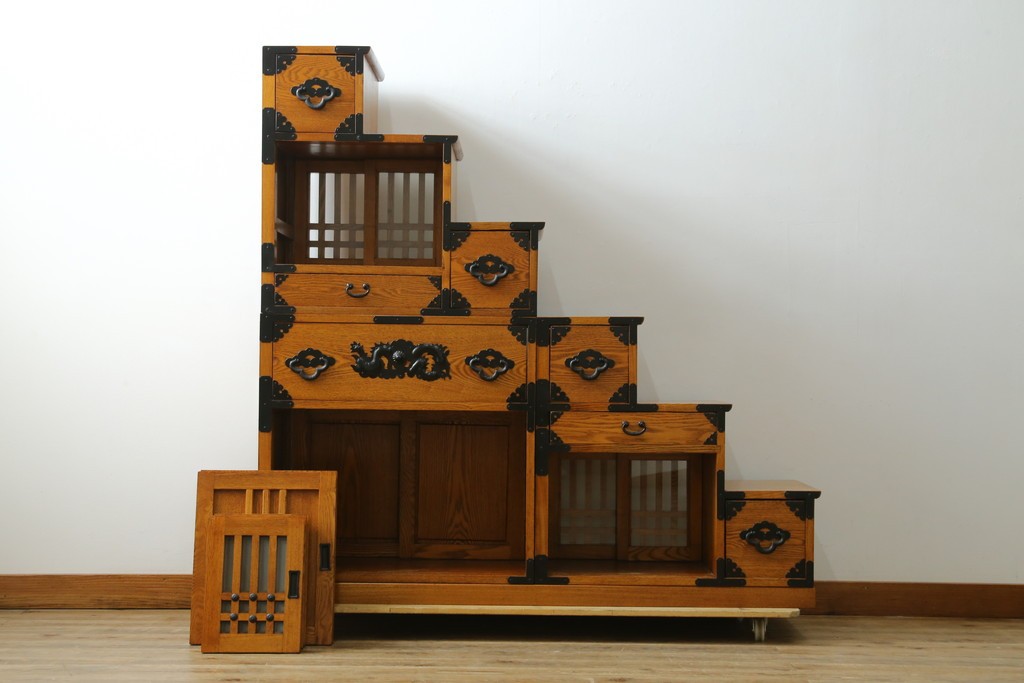 中古　美品　ガラス格子戸と重厚な金具が印象的な両面使いの階段箪笥　(R-085743)