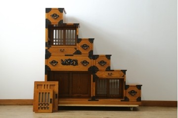 中古　美品　ガラス格子戸と重厚な金具が印象的な両面使いの階段箪笥　(R-085743)