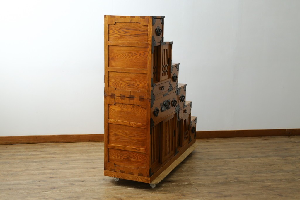 中古　美品　ガラス格子戸と重厚な金具が印象的な両面使いの階段箪笥　(R-085743)