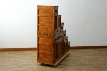中古　美品　ガラス格子戸と重厚な金具が印象的な両面使いの階段箪笥　(R-085743)