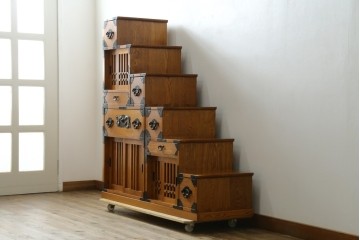 中古　美品　ガラス格子戸と重厚な金具が印象的な両面使いの階段箪笥　(R-085743)