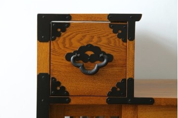 中古　美品　ガラス格子戸と重厚な金具が印象的な両面使いの階段箪笥　(R-085743)