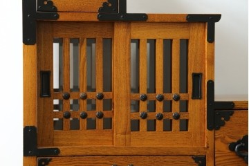 中古　美品　ガラス格子戸と重厚な金具が印象的な両面使いの階段箪笥　(R-085743)