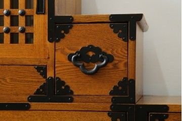 中古　美品　ガラス格子戸と重厚な金具が印象的な両面使いの階段箪笥　(R-085743)