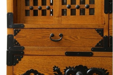 中古　美品　ガラス格子戸と重厚な金具が印象的な両面使いの階段箪笥　(R-085743)
