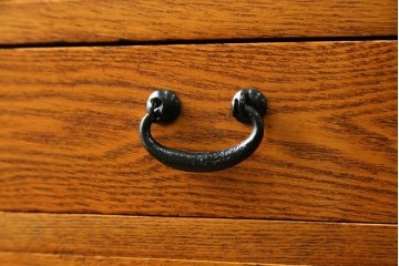 中古　美品　ガラス格子戸と重厚な金具が印象的な両面使いの階段箪笥　(R-085743)