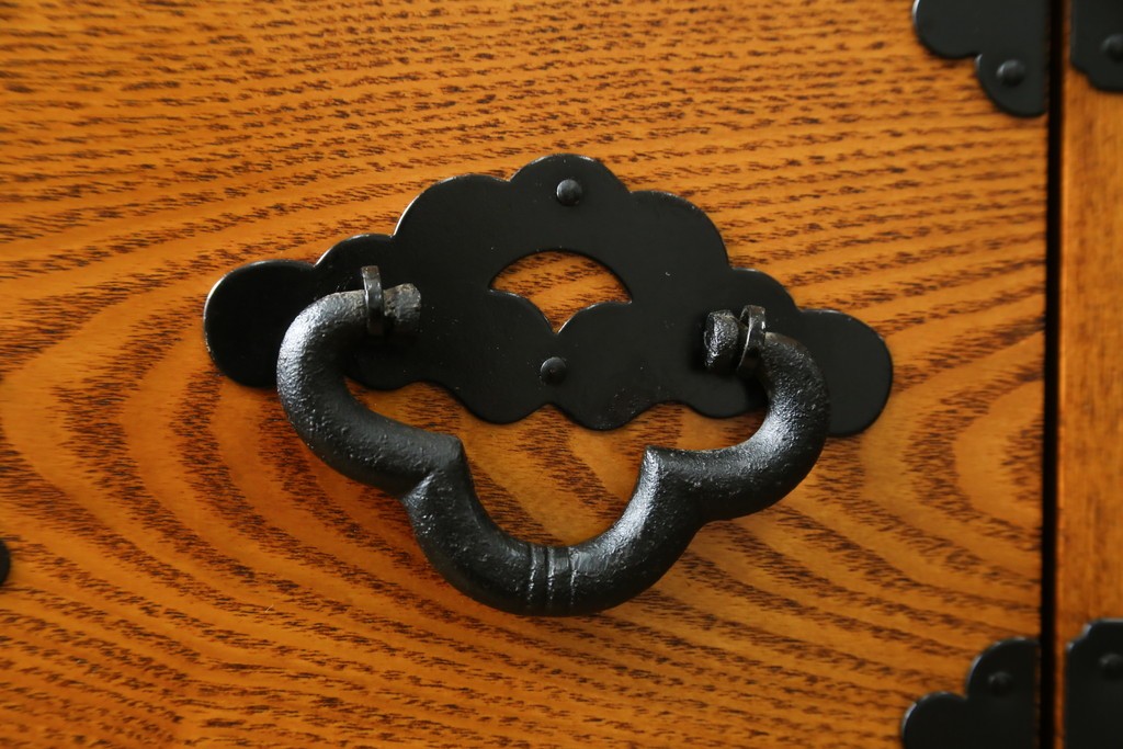 中古　美品　ガラス格子戸と重厚な金具が印象的な両面使いの階段箪笥　(R-085743)