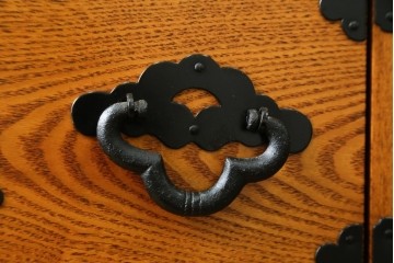 中古　美品　ガラス格子戸と重厚な金具が印象的な両面使いの階段箪笥　(R-085743)