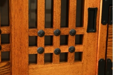 中古　美品　ガラス格子戸と重厚な金具が印象的な両面使いの階段箪笥　(R-085743)