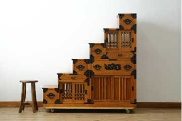 中古　美品　ガラス格子戸と重厚な金具が印象的な両面使いの階段箪笥　(R-085743)