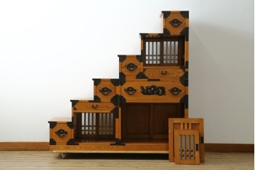 中古　美品　ガラス格子戸と重厚な金具が印象的な両面使いの階段箪笥　(R-085743)