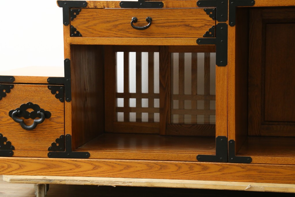 中古　美品　ガラス格子戸と重厚な金具が印象的な両面使いの階段箪笥　(R-085743)