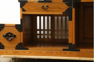 中古　美品　ガラス格子戸と重厚な金具が印象的な両面使いの階段箪笥　(R-085743)