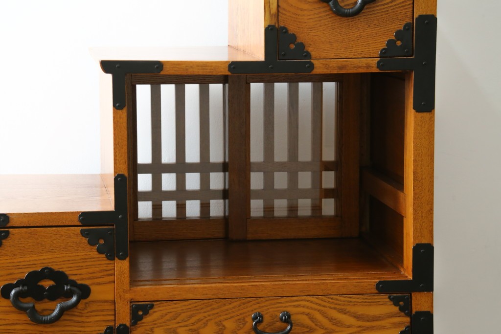 中古　美品　ガラス格子戸と重厚な金具が印象的な両面使いの階段箪笥　(R-085743)