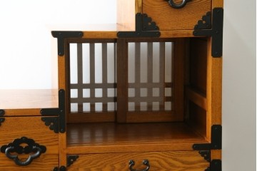 中古　美品　ガラス格子戸と重厚な金具が印象的な両面使いの階段箪笥　(R-085743)