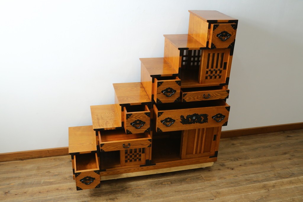 中古　美品　ガラス格子戸と重厚な金具が印象的な両面使いの階段箪笥　(R-085743)