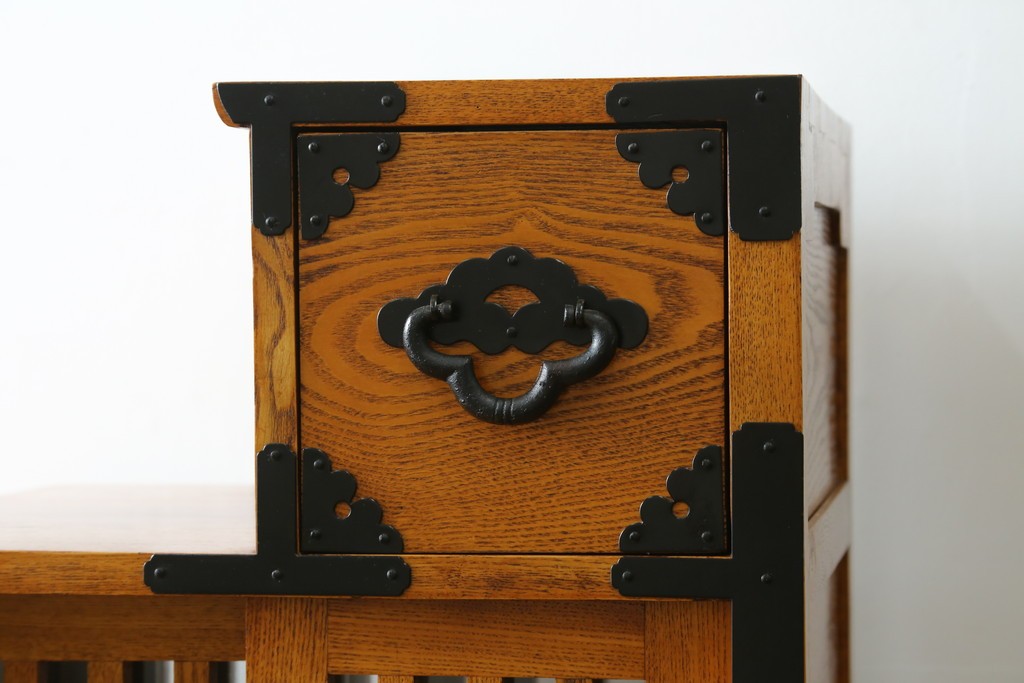 中古　美品　ガラス格子戸と重厚な金具が印象的な両面使いの階段箪笥　(R-085743)