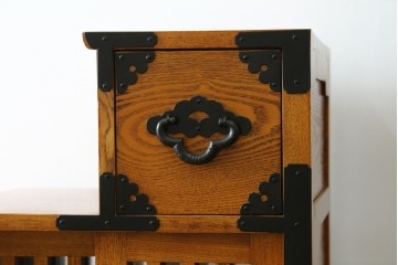 中古　美品　ガラス格子戸と重厚な金具が印象的な両面使いの階段箪笥　(R-085743)