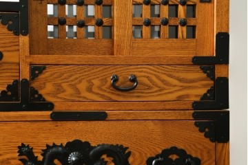 中古　美品　ガラス格子戸と重厚な金具が印象的な両面使いの階段箪笥　(R-085743)