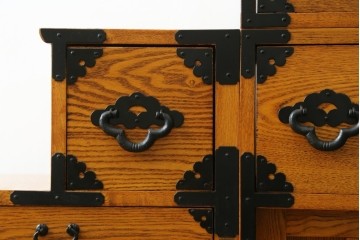 中古　美品　ガラス格子戸と重厚な金具が印象的な両面使いの階段箪笥　(R-085743)
