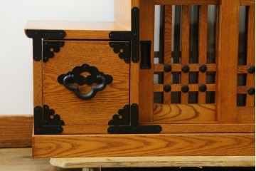 中古　美品　ガラス格子戸と重厚な金具が印象的な両面使いの階段箪笥　(R-085743)