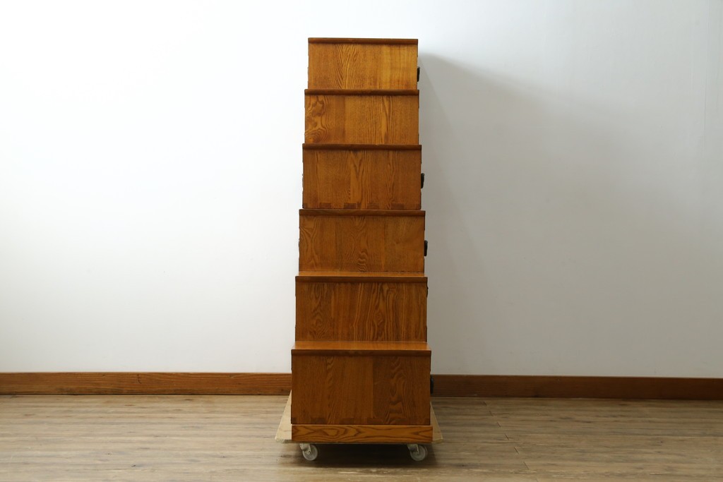 中古　美品　ガラス格子戸と重厚な金具が印象的な両面使いの階段箪笥　(R-085743)