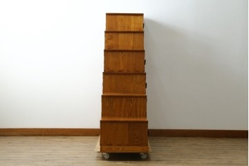 中古　美品　ガラス格子戸と重厚な金具が印象的な両面使いの階段箪笥　(R-085743)