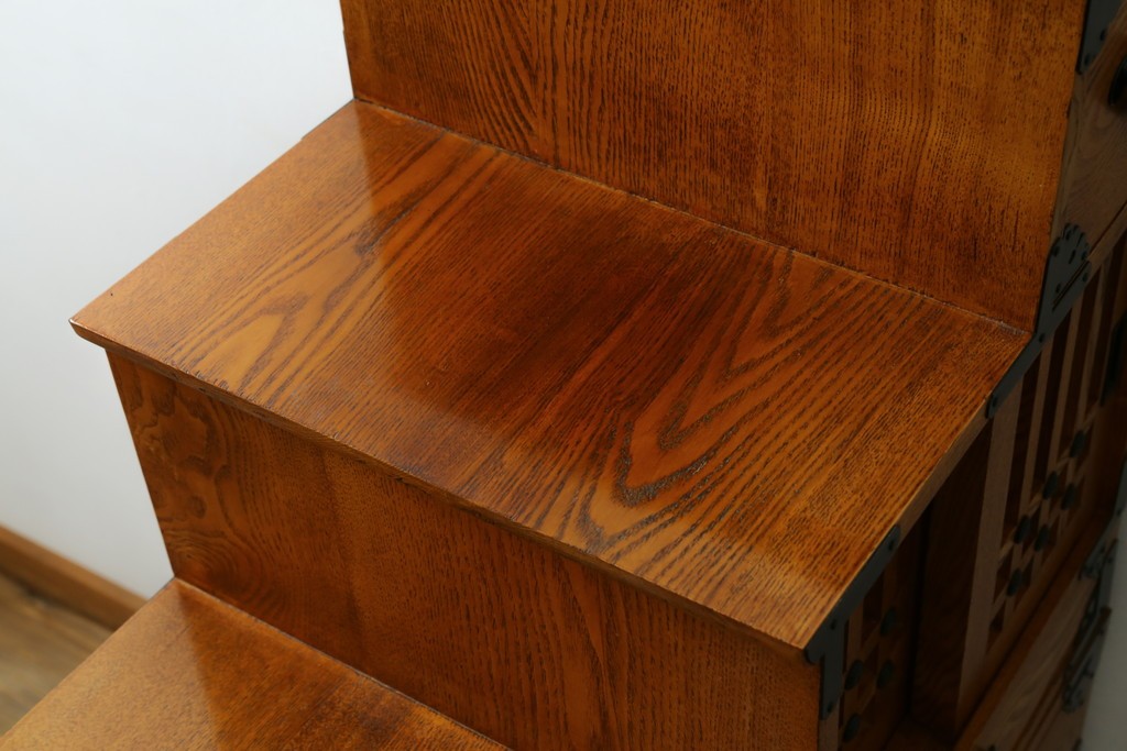 中古　美品　ガラス格子戸と重厚な金具が印象的な両面使いの階段箪笥　(R-085743)