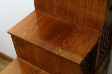 中古　美品　ガラス格子戸と重厚な金具が印象的な両面使いの階段箪笥　(R-085743)