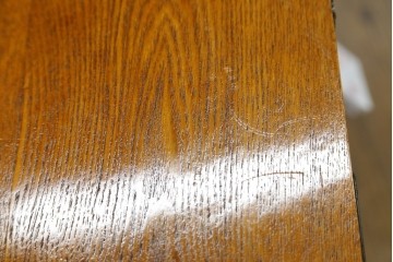 中古　美品　ガラス格子戸と重厚な金具が印象的な両面使いの階段箪笥　(R-085743)