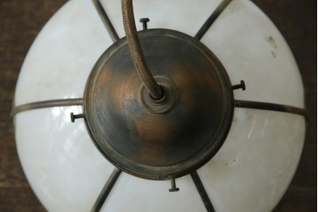 和製アンティーク　丸みのあるシェードに真鍮飾りをあしらったペンダントライト　(R-085749)