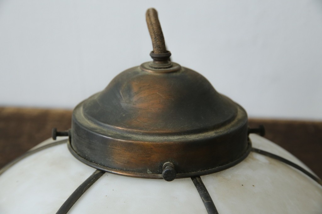 和製アンティーク　丸みのあるシェードに真鍮飾りをあしらったペンダントライト　(R-085749)