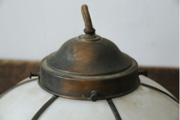 和製アンティーク　丸みのあるシェードに真鍮飾りをあしらったペンダントライト　(R-085749)