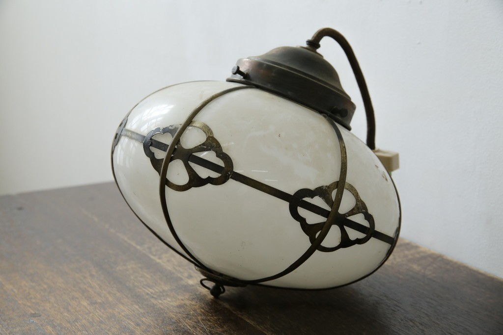 和製アンティーク　丸みのあるシェードに真鍮飾りをあしらったペンダントライト　(R-085749)