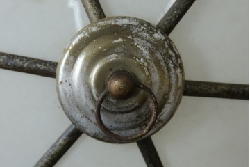 和製アンティーク　丸みのあるシェードに真鍮飾りをあしらったペンダントライト　(R-085749)