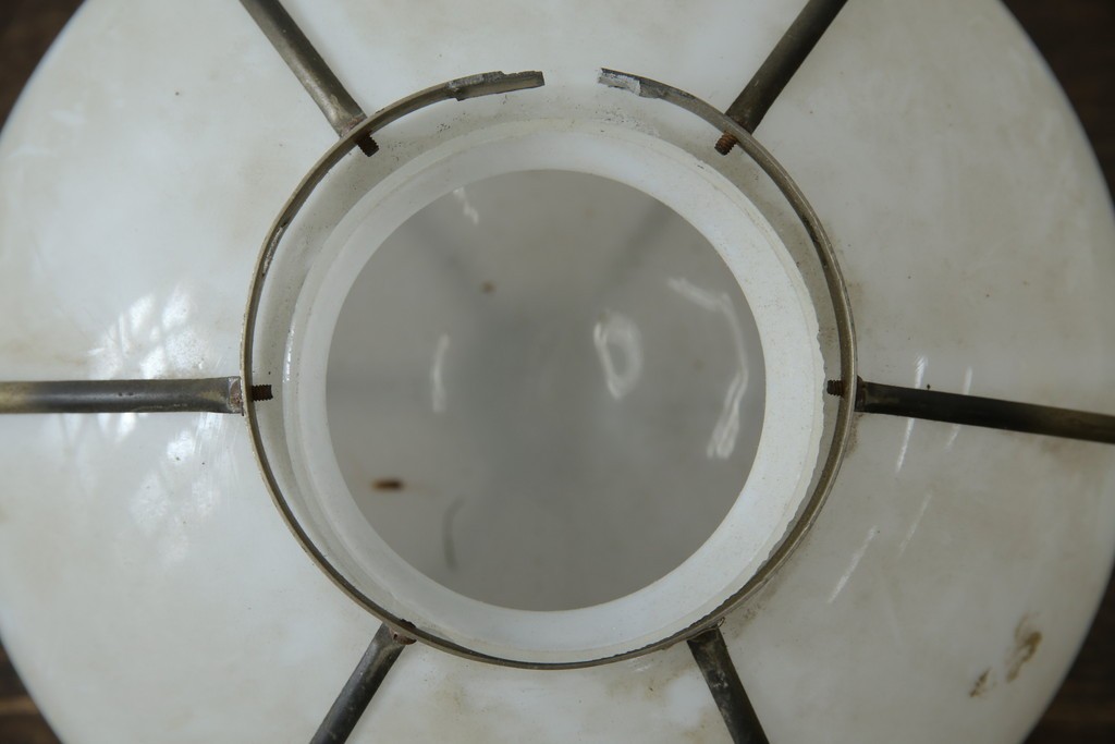 和製アンティーク　丸みのあるシェードに真鍮飾りをあしらったペンダントライト　(R-085749)