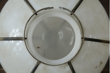 和製アンティーク　丸みのあるシェードに真鍮飾りをあしらったペンダントライト　(R-085749)