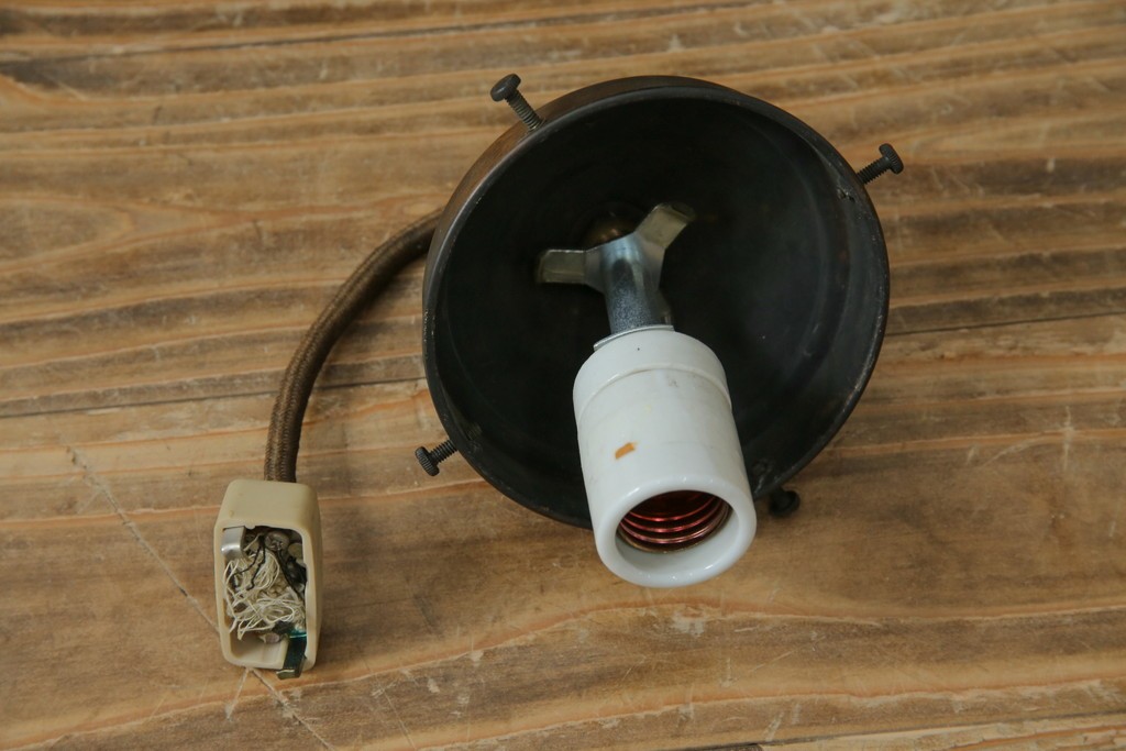 和製アンティーク　丸みのあるシェードに真鍮飾りをあしらったペンダントライト　(R-085749)