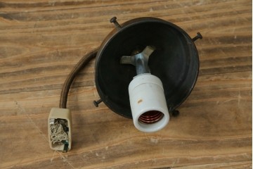 和製アンティーク　丸みのあるシェードに真鍮飾りをあしらったペンダントライト　(R-085749)