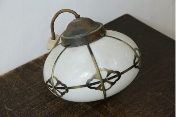 和製アンティーク　丸みのあるシェードに真鍮飾りをあしらったペンダントライト　(R-085749)