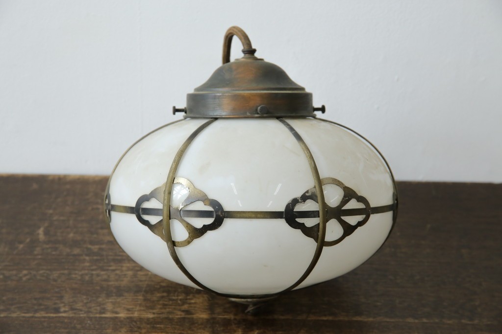 和製アンティーク　丸みのあるシェードに真鍮飾りをあしらったペンダントライト　(R-085749)